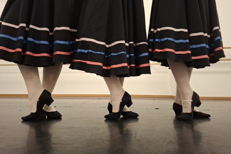 meisjes in caractèrerok en schoenen